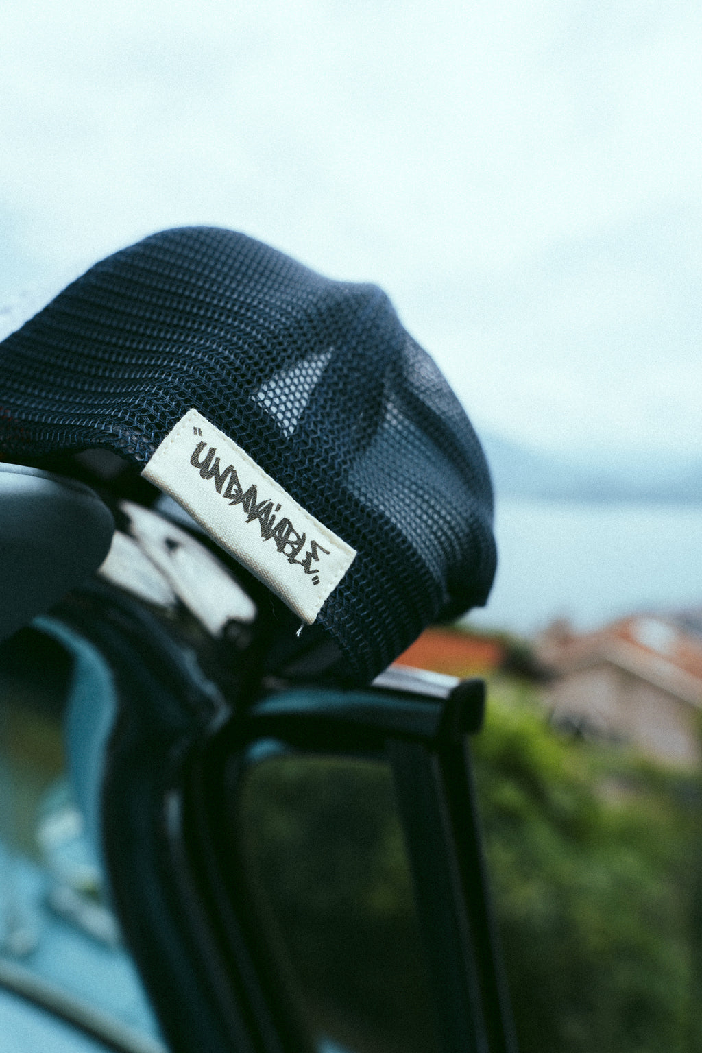 UNDAVAIABLE TRUCKER HAT