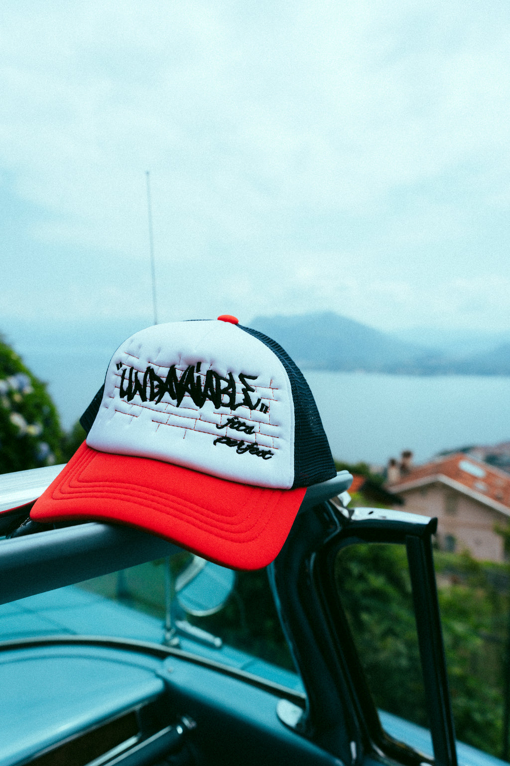 UNDAVAIABLE TRUCKER HAT